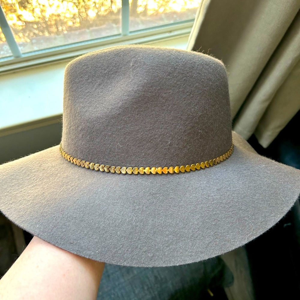 100% Wool brim hat brim with metal gold band. Soft and flexible. Light khaki EUC